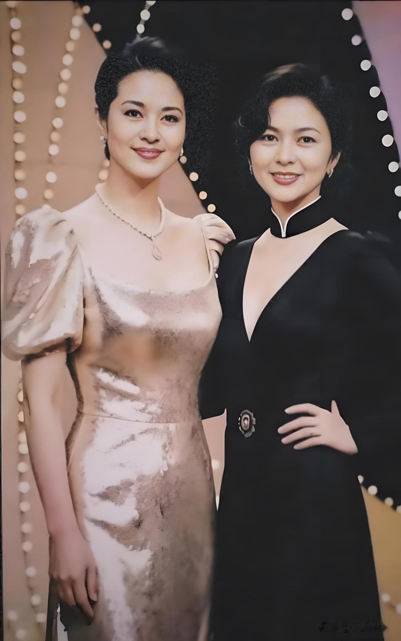 倪萍遇见关之琳，她输了吗？花期鼎盛时期的关之琳，艳若桃李，风韵无边，时人也赞