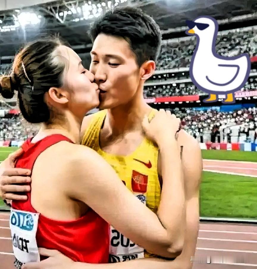 这回都知道了！全运会那块场地，何锦櫶这一吻可真是火了！不光她俩，连央视解说员