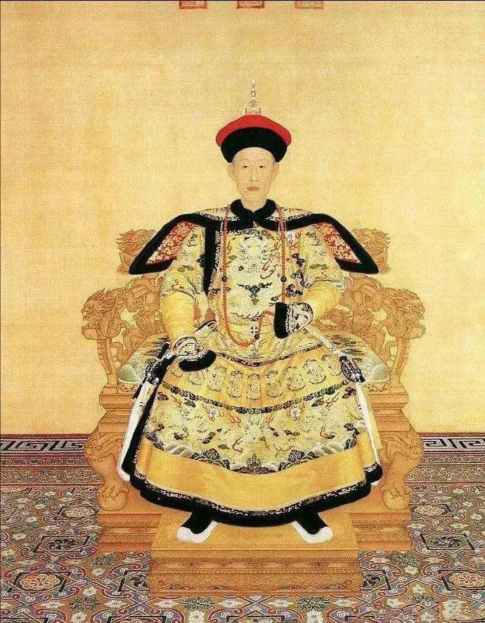 乾隆一辈子顺风顺水，25岁登基当了六十年皇帝才退位。退位后又当了三年零四个月的太