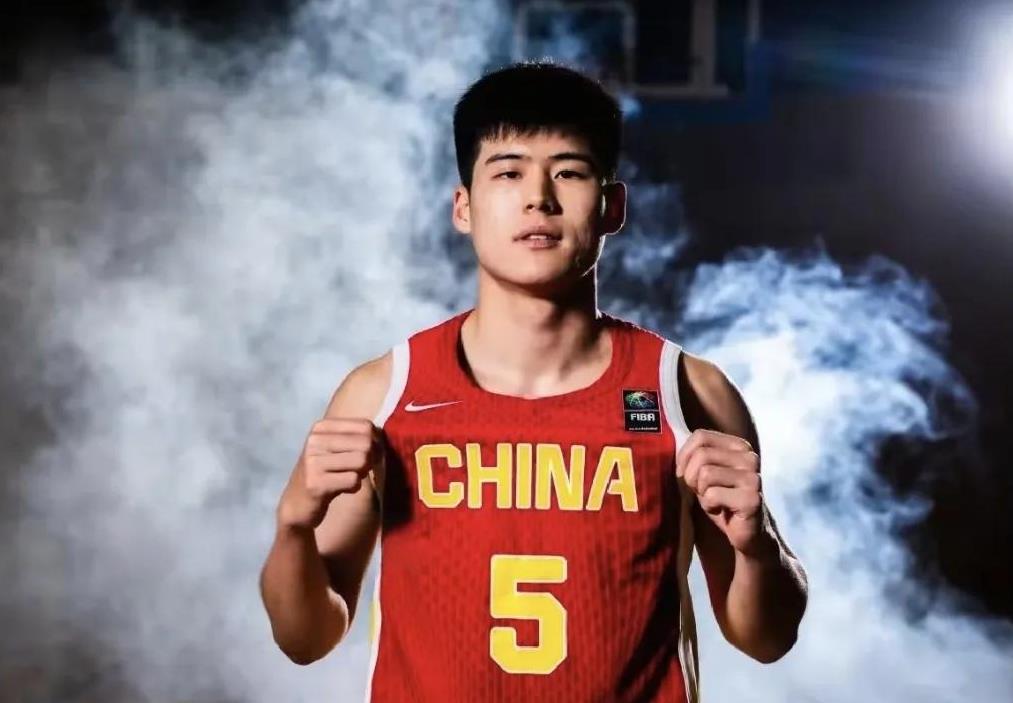 陈家政是怎样进入广东队的？陈家政不是广东宏远青训系统培养的球员。陈家政是原青岛