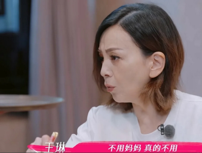 “雪姨”王琳说：“我把儿子送去美国读书后，他现在的思维就纯老外思维了，我给他煲汤
