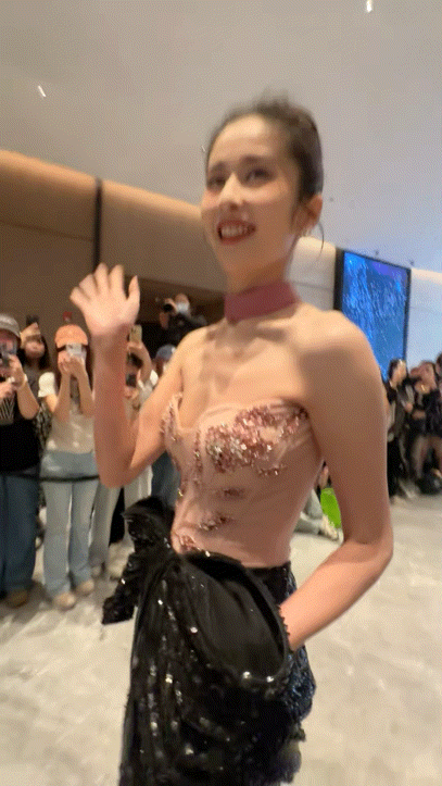 颖儿肋骨清晰如刀刻隔着屏幕都能感受到脆弱！如此消瘦的身形，让人忍不住发问：非得