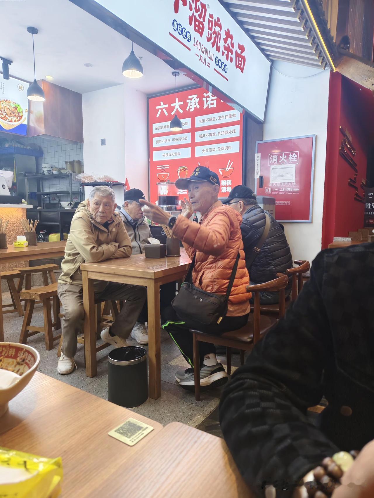 帅化民游四川：看三星堆吃豌杂面前两天，台湾省的帅化民老将军和他的几个老伙伴来四