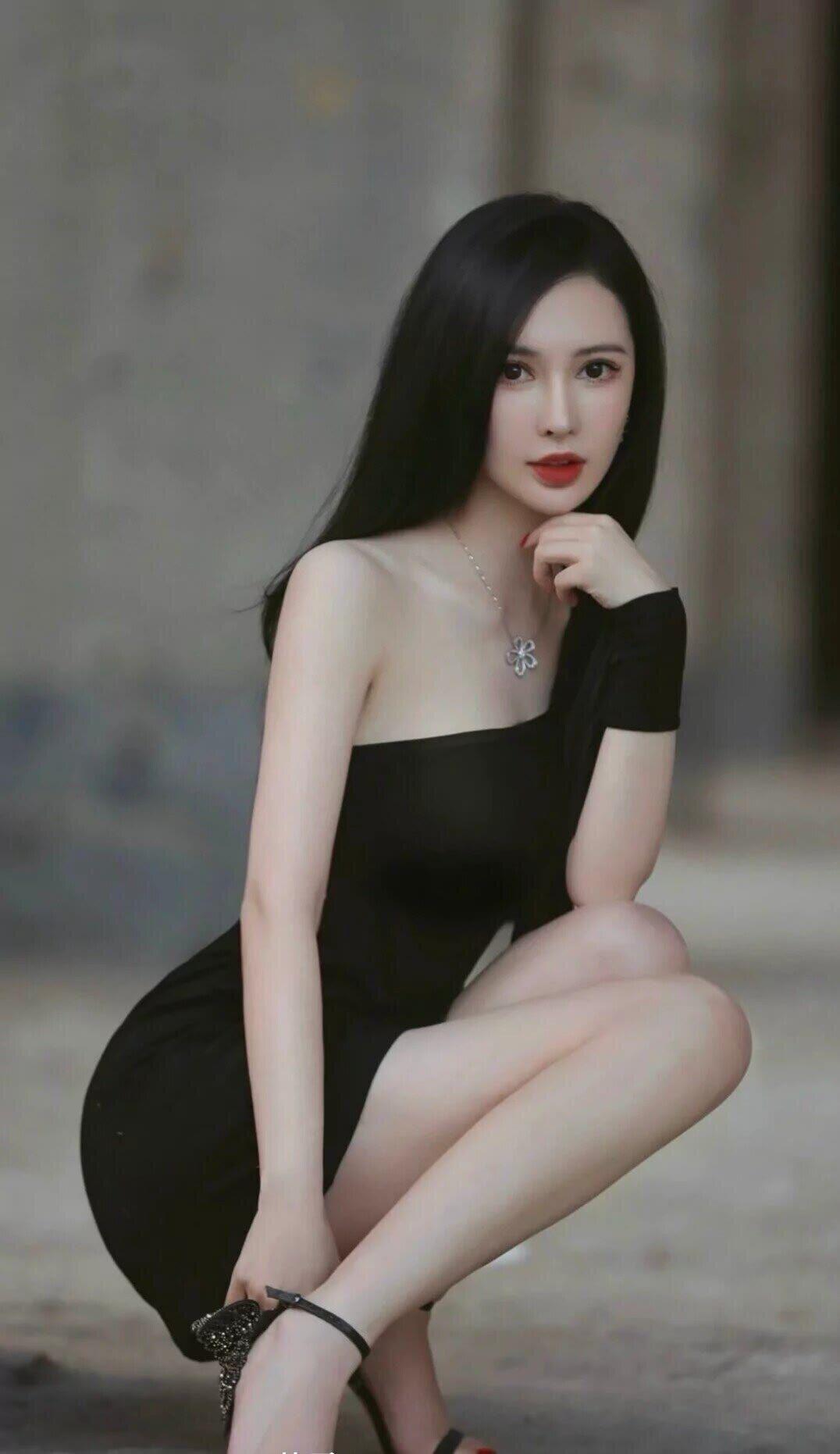 笑话：劳累一天的丈夫问妻子：晚上想吃什么？妻子说，中午吃了那么多，晚上还想吃啥？