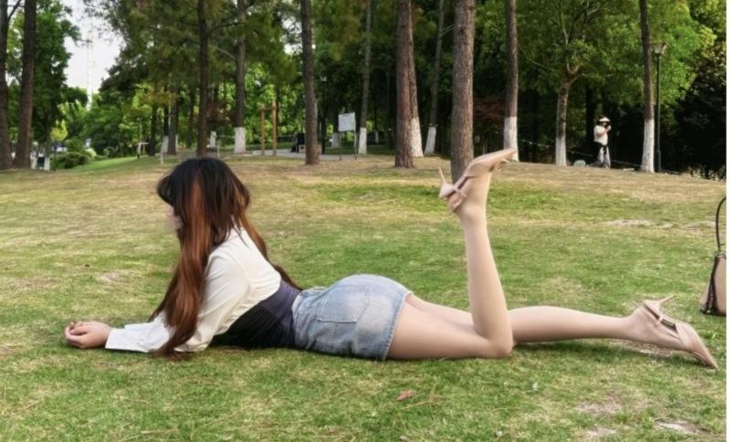 〔欣赏图片〕图中画面真漂亮；春天踏青草坪上；独自一人挺孤单；约会在等心上