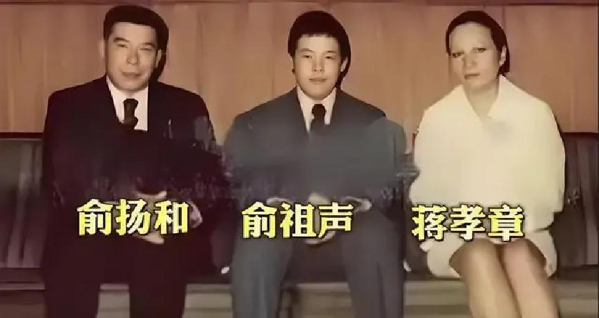 1955年，台湾。17岁的蒋孝章高考落榜。父亲蒋经国动用关系，想让她进东海大学。校长曾约农回信拒绝：