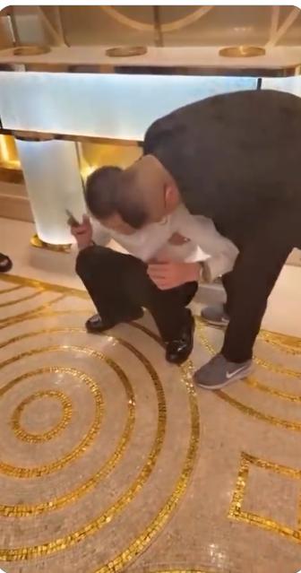 澳门赌场出来的人，已经站不稳了，要靠人扶着走。不是身体垮了，是整个人被掏空了。