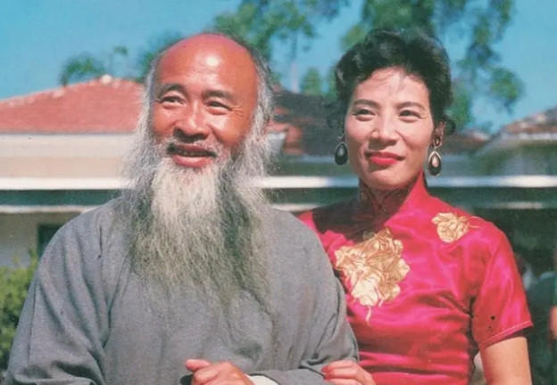 1947年，48岁的张大千娶了女儿的同学，芳龄18岁的徐雯波。新婚夜，徐雯波羞答