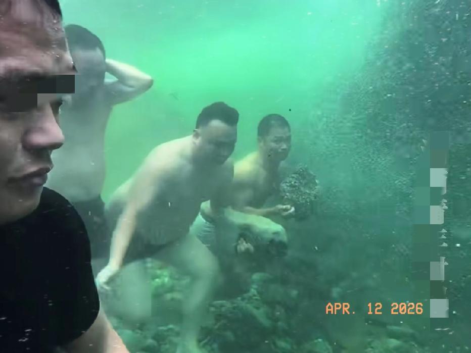 近日贵州遵义，4名男子在水下憋气行走，如履平地，手里好像还夹着个公文包一样，像是