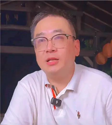 对于最近，三院有关许敏服装的回复，云昊直播时说：欢迎大家录屏！云昊明确地在这