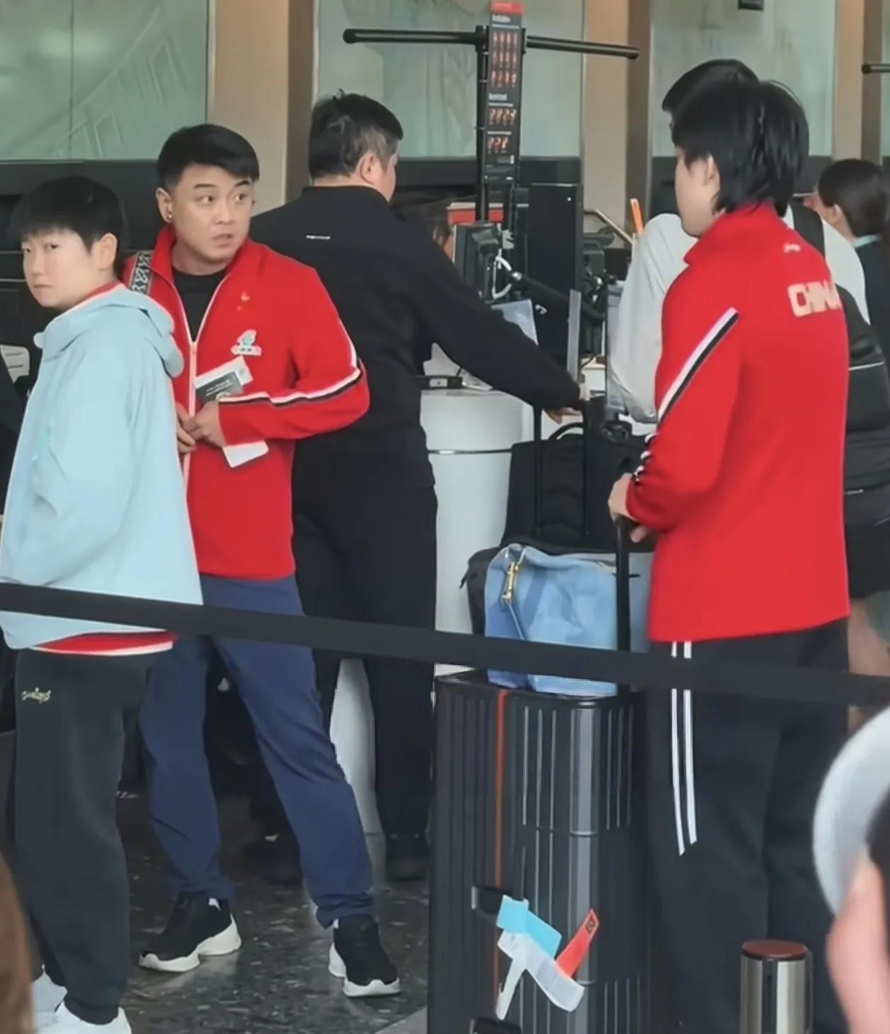 国乒团队已经是启程回国。王皓教练身边有孙颖莎、王楚钦等，这是怕孙颖莎又迷糊了