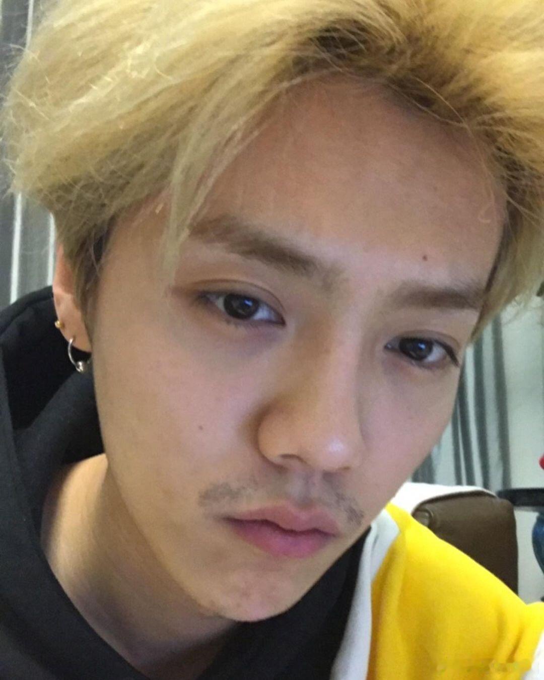 鹿晗素颜生图可不少，内娱少有的顶级神颜加顶级发量，自拍他拍随便拍，怼脸拍都毫无压