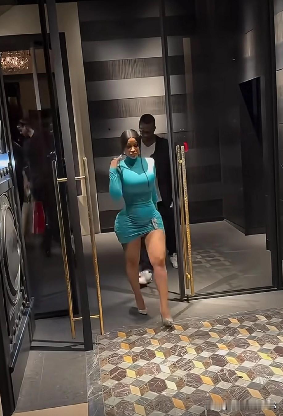 卡迪碧的身材常被调侃撞脸《疯狂动物城》老鼠千金，其实这是她天生的沙漏曲线，欧