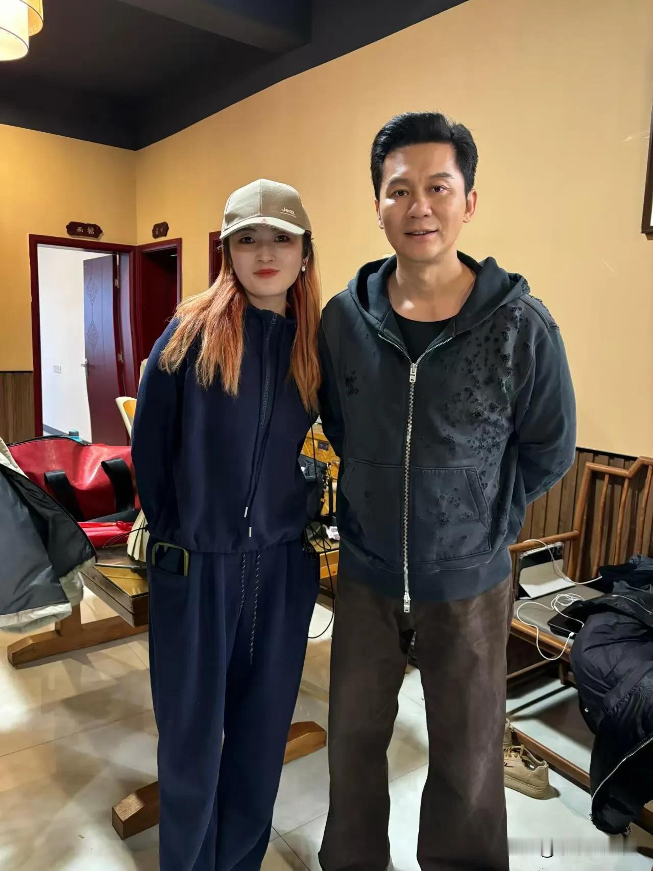 李晨这“中年感”越来越明显啦！这个发型更显他老气。这才过了几年啊，他就老成这样了