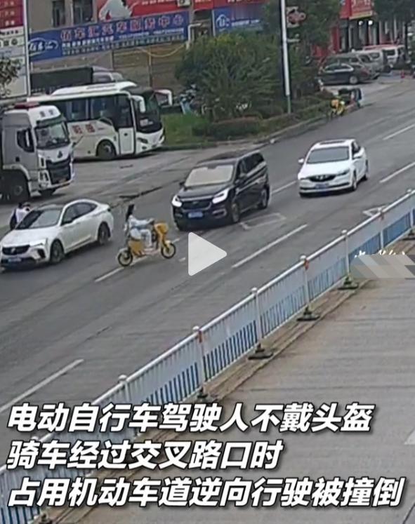 近日,湖南邵阳一位骑着电动车衣着清新的小姑娘,在车流中径直骑向对面,视汽车为无物
