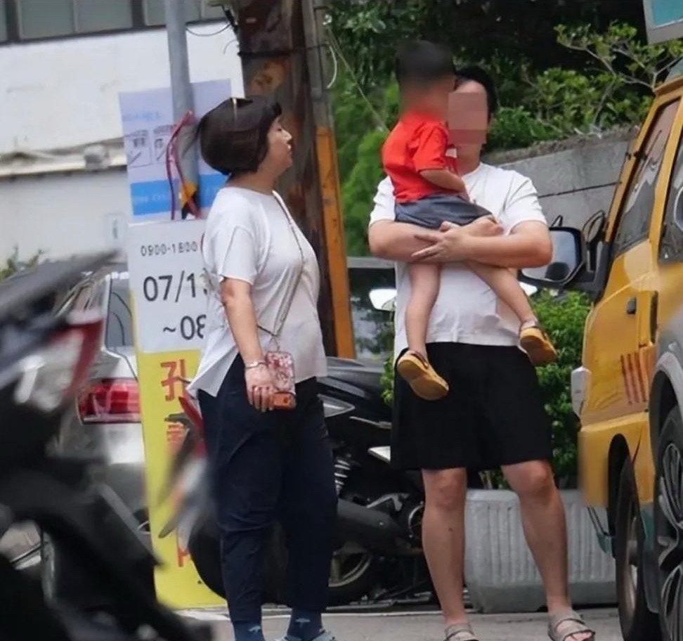 44岁Selina任家萱和老公儿子出门，身材完全走样，打扮的像保姆，看着十分油腻，肚子看着挺大的、是