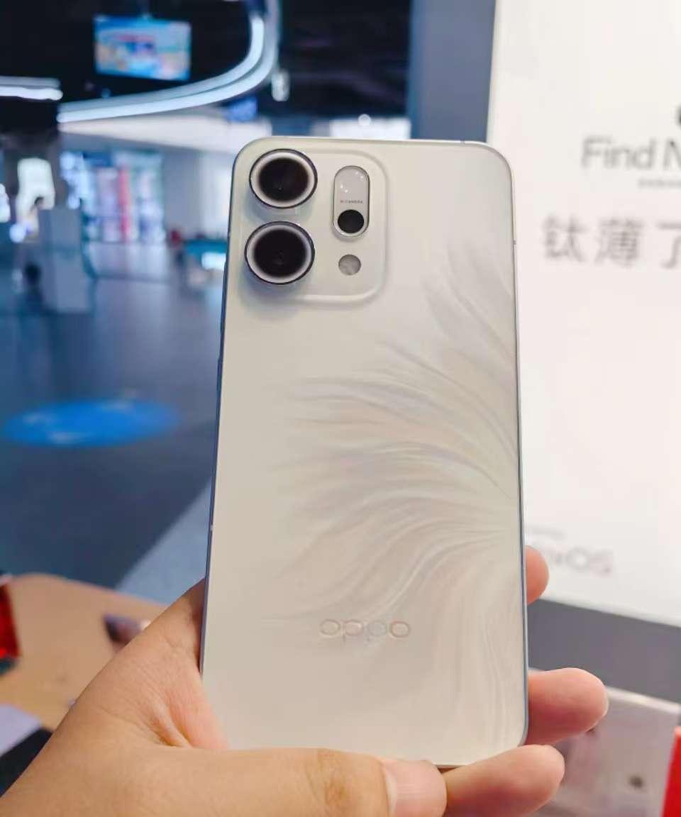 笑死了，第一眼真的以为是苹果手机，细看才发现是OPPOReno14，颜值太高