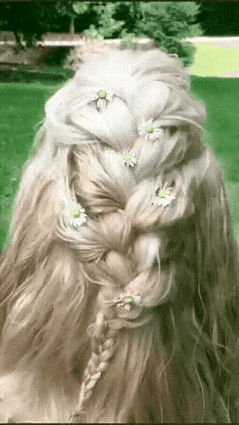 本以为是一名绝佳的外国美女，转头的那一刻，露出了高鼻梁，大眼睛。意不意外？惊不惊