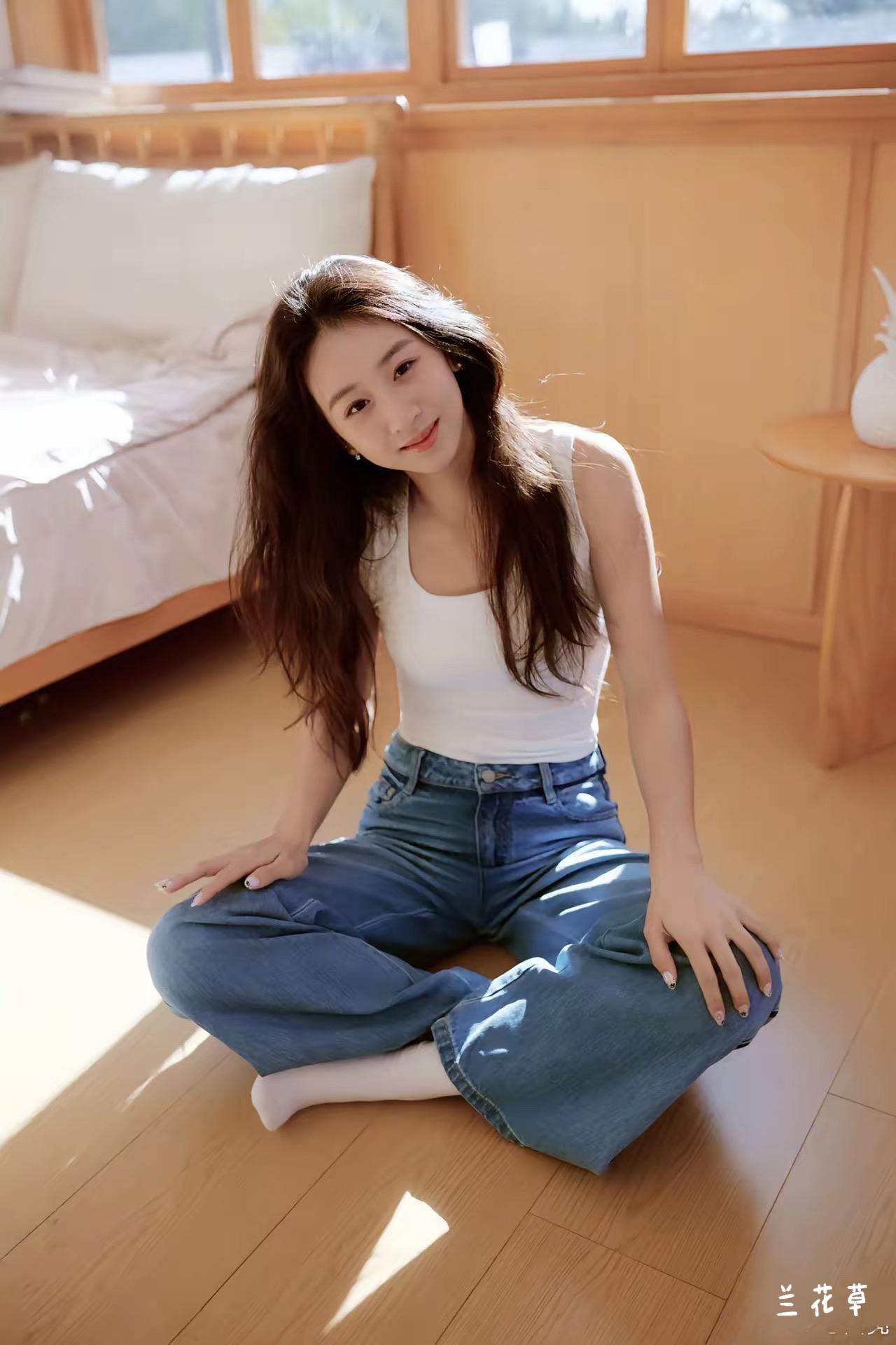 田亮女儿森碟长大了。森碟都18岁了，真是时光如梭，飞一样的。那个如风的小女孩