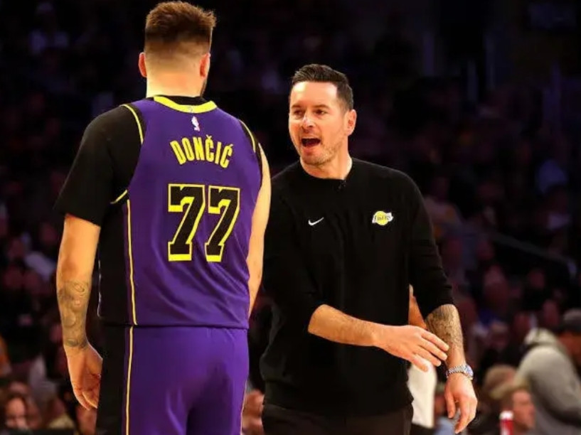 湖人转移球问题太慢卢卡未来会一直这种打法给她配一个空位厉害的欧文，接球三分就