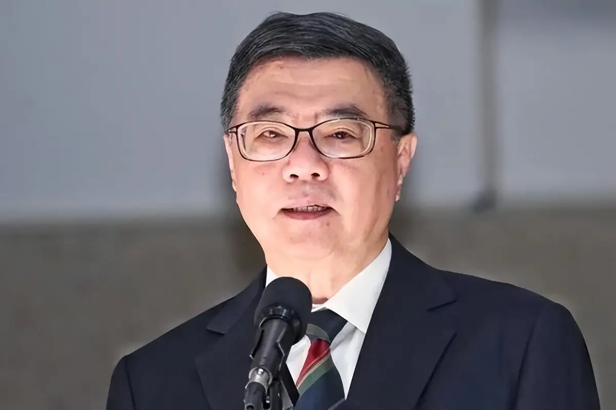 台“行政院长”卓荣泰正式宣布，10月1日上午，台湾地区行政机构负责人卓荣泰在