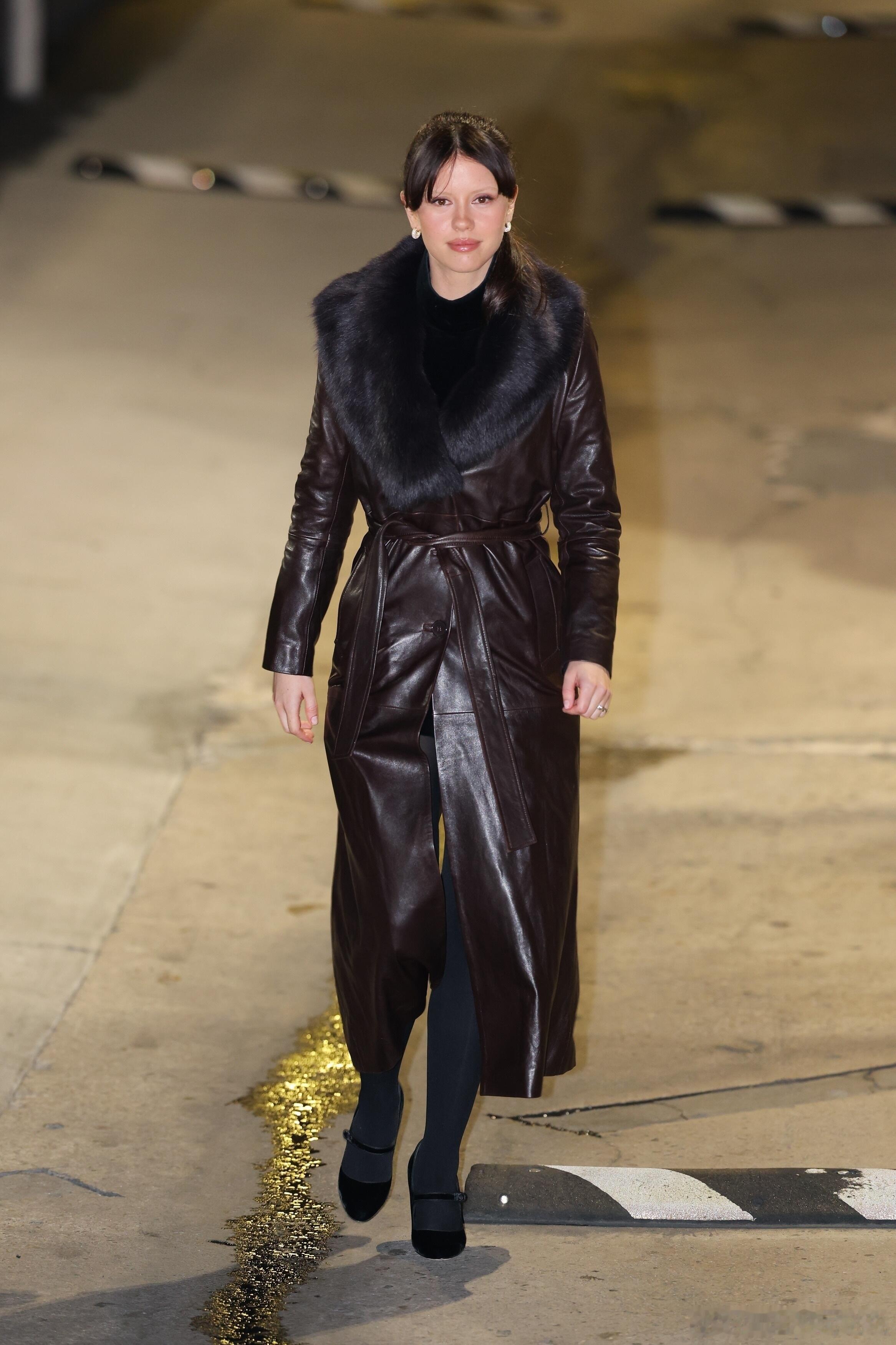 高斯今天录制节目后街拍，棕色毛领皮大衣配玛丽珍高跟鞋，冬天穿着大衣蹬着尖头鞋踩在