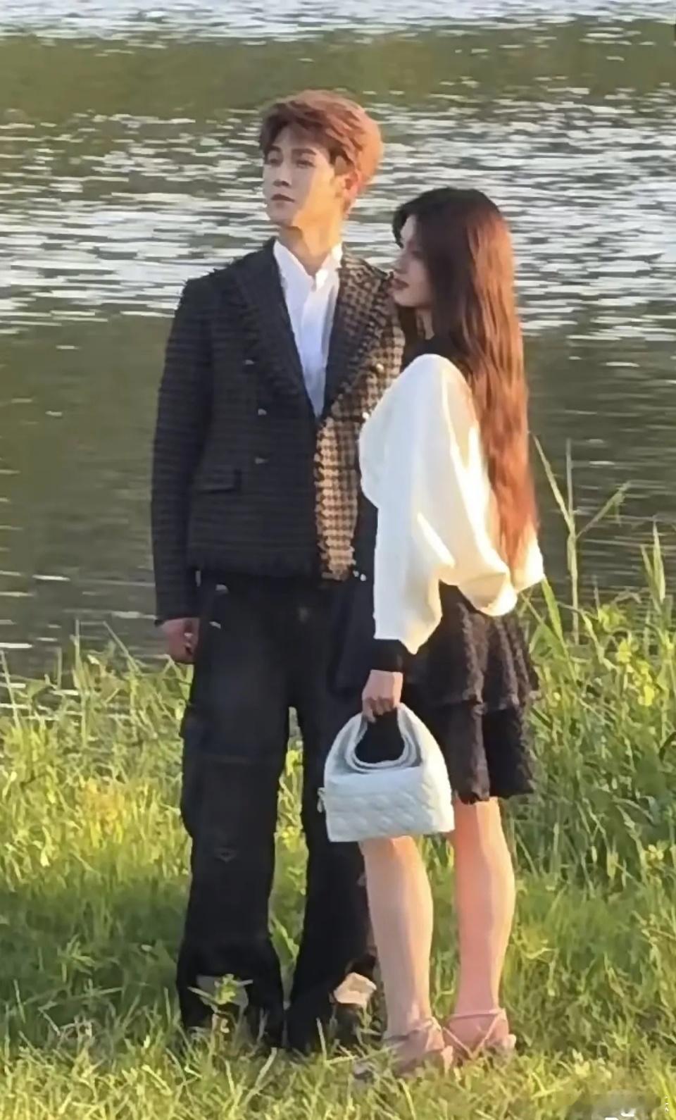 艾米和李昀锐同框，艾米这小腿粗的也太抢镜了