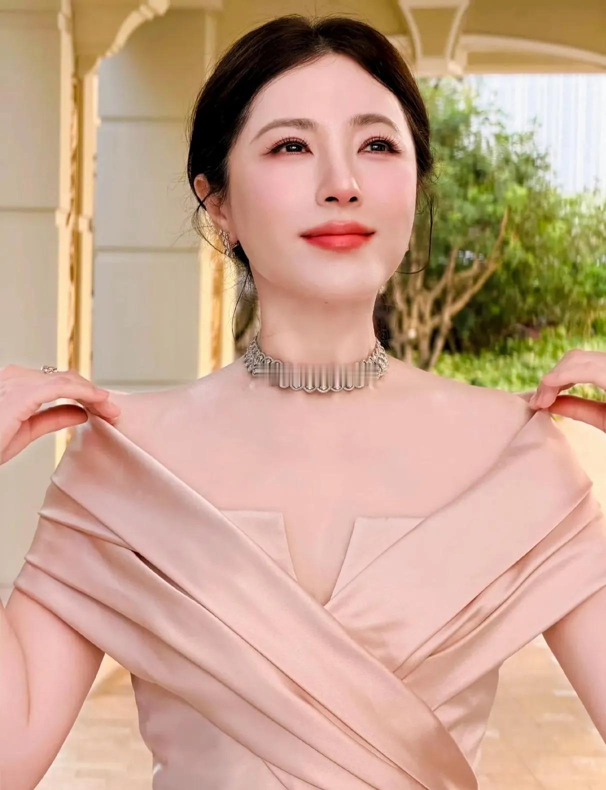 曾黎真的把优雅刻进骨子里！这件香槟色缎面礼服太绝了，露肩褶皱设计高级不浮夸。盘