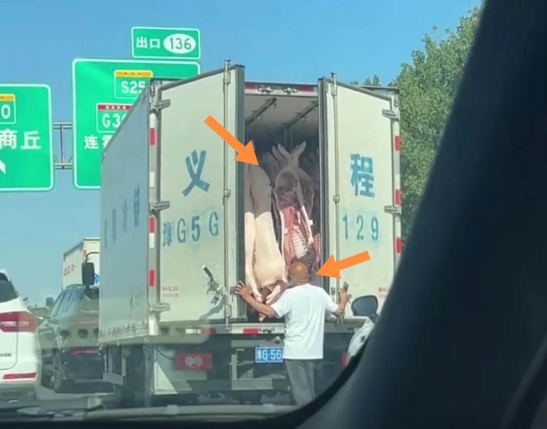半路上光头师傅看着满车的生猪肉在思考。
