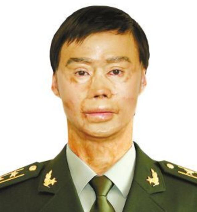 1995年，一名解放军战士在乘车回部队的途中，劝司机不要停下加油，但司机执意停下