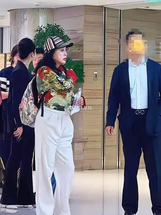 刘晓庆这身穿搭也太过时了吧，我奶都不这样穿