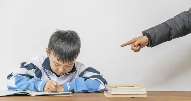 孩子遇事总逃避、畏难退缩? 不是没毅力, 是被家长“打击”吓怕了