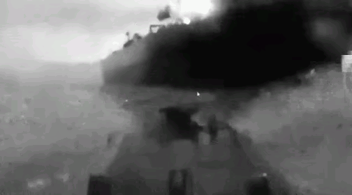 乌克兰厉害了啊！这次出动无人艇对俄罗斯的油轮进行打击，还真的被偷袭成功了。从乌