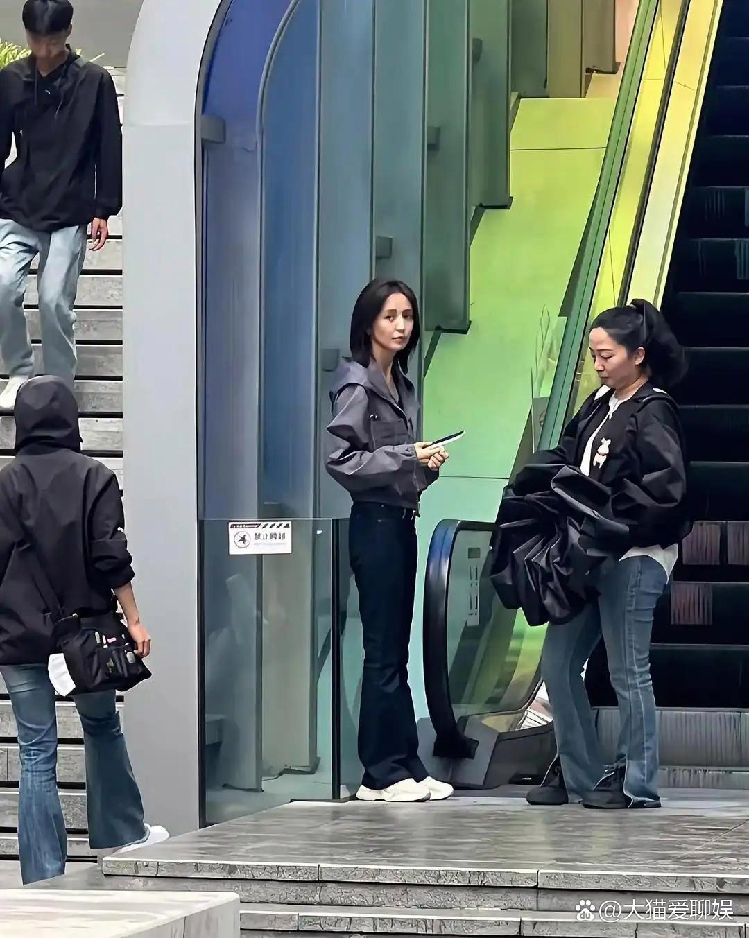 简直不敢相信，女神瘦的都有点脱相了