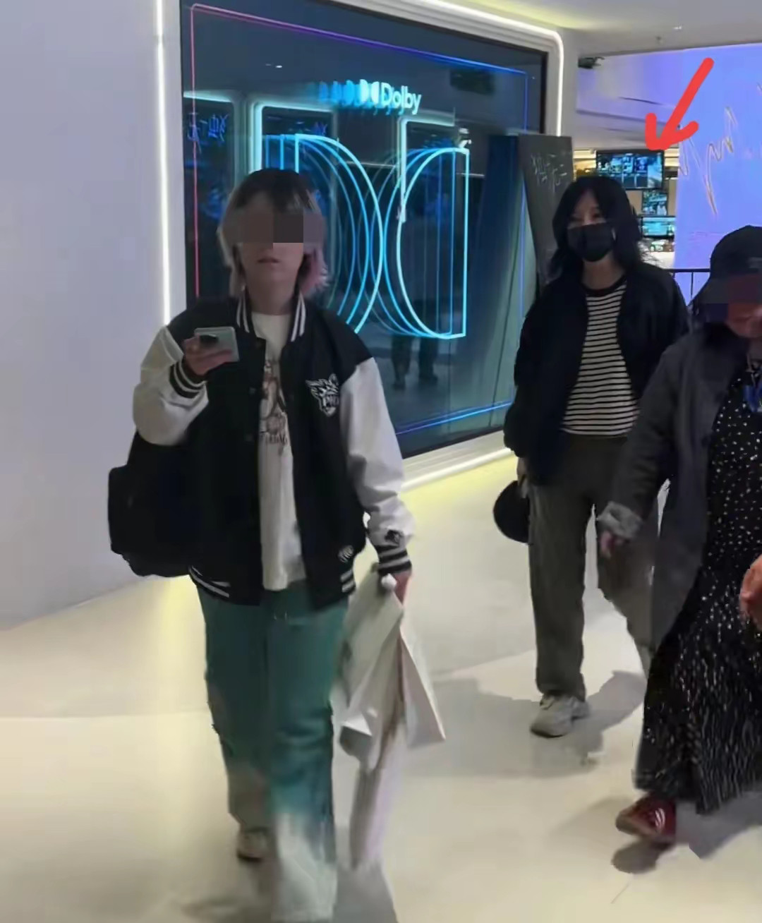 赵薇现身电影首映礼，带保镖派头十足，与陈坤黄渤坐一起无话可说​​​