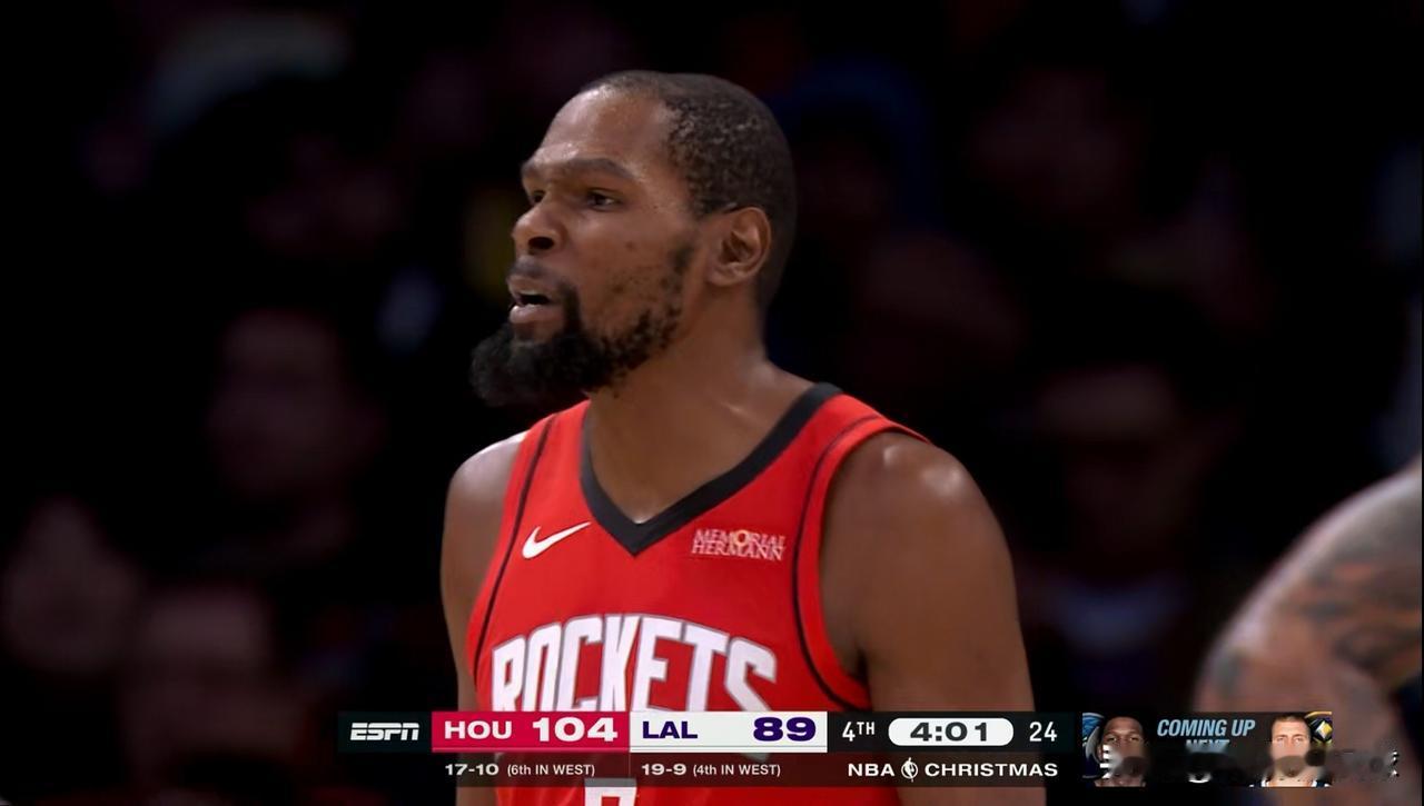 火箭超级巨星杜兰特真是太懂事了！在今天火箭客场以119：96大胜湖人的圣诞大战中
