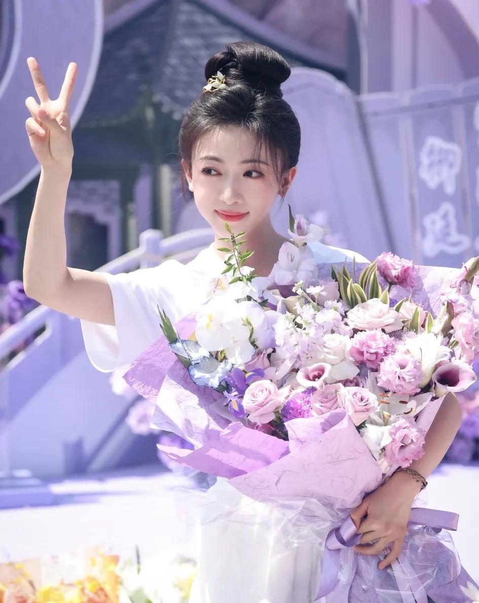 于正的公司里面，为什么漂亮女演员中，只有吴谨言没被卷进这场风波呢？并不是因为她