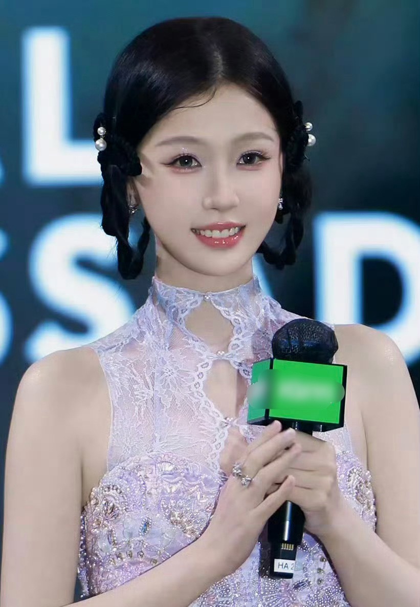 ？老是为难打工人干嘛，郭敬明都拿她没一点办法，怪灯光怪造型就是不怪…