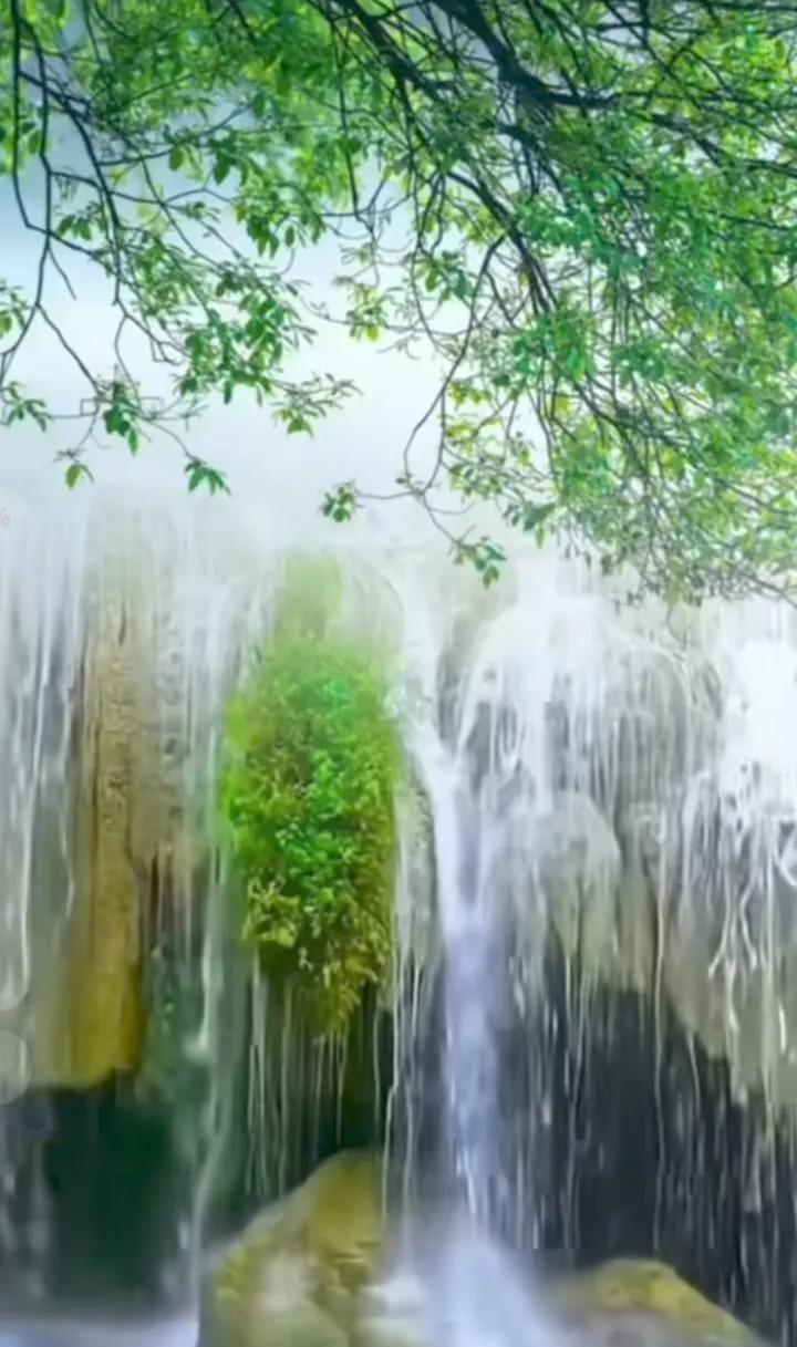 风景大自然的杰作，如梦似幻的瀑布美景！🌿💦快来点赞，让我们一起感受这份美好吧