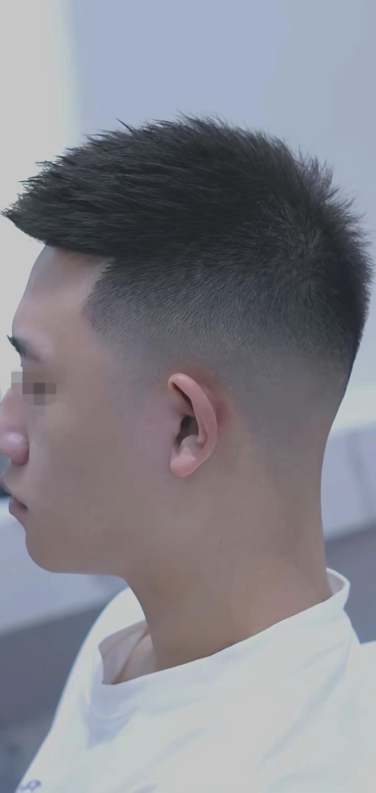 从室内走到室外。效果满满的美式油头渐变男士渐变发型男士发型