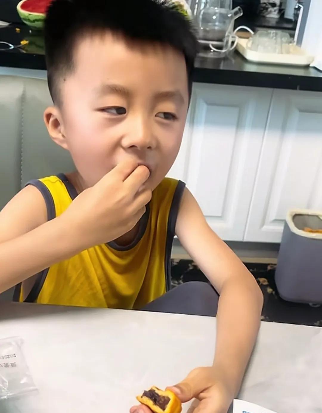 奇奇这孩子也太会配合田静了！田静卖月饼，拍视频做推销，专门让奇奇当主角，来试