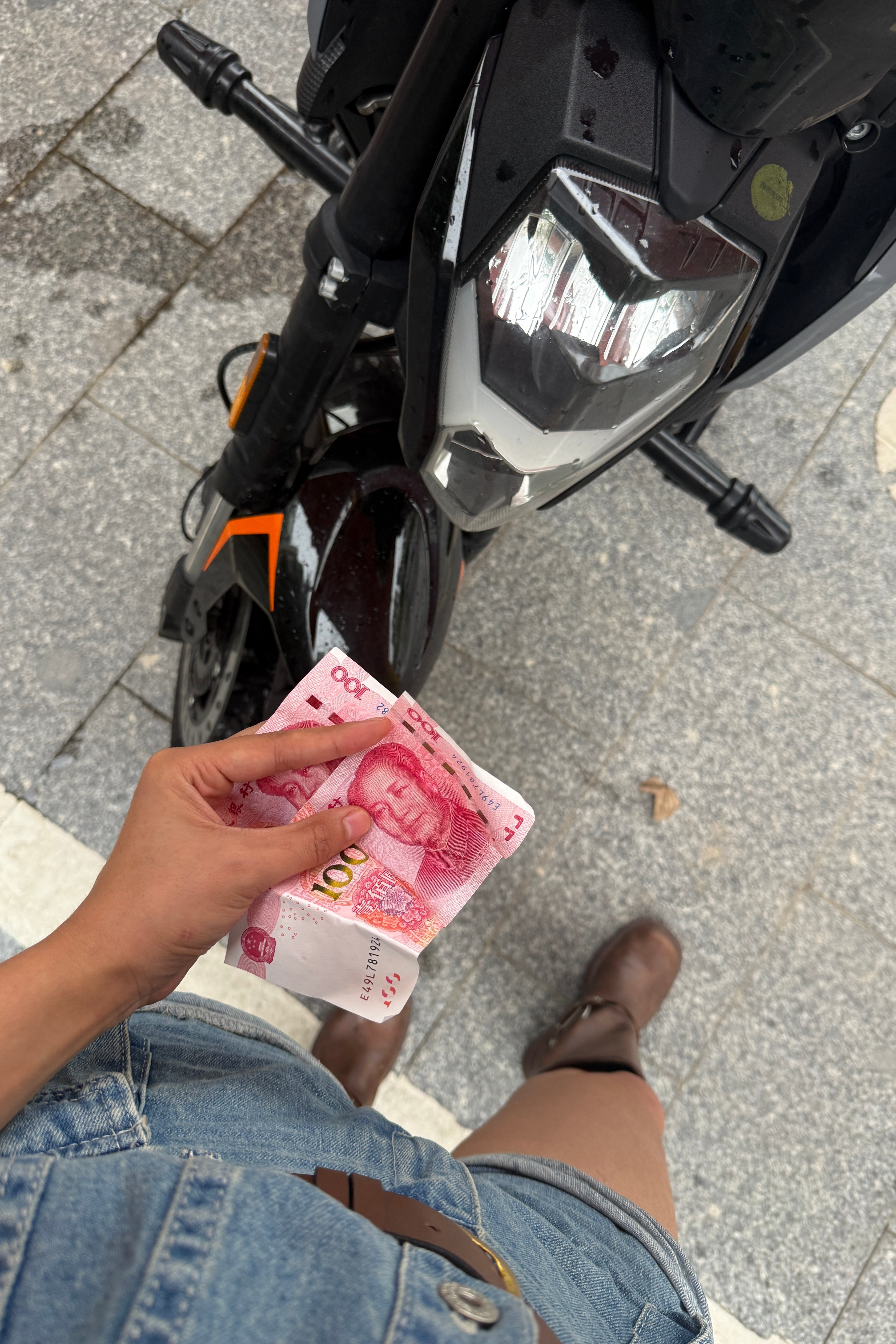 图2衣服口袋惊现200块现金！！！哈哈哈哈哈哈哈哈我一定能暴富！！！女骑