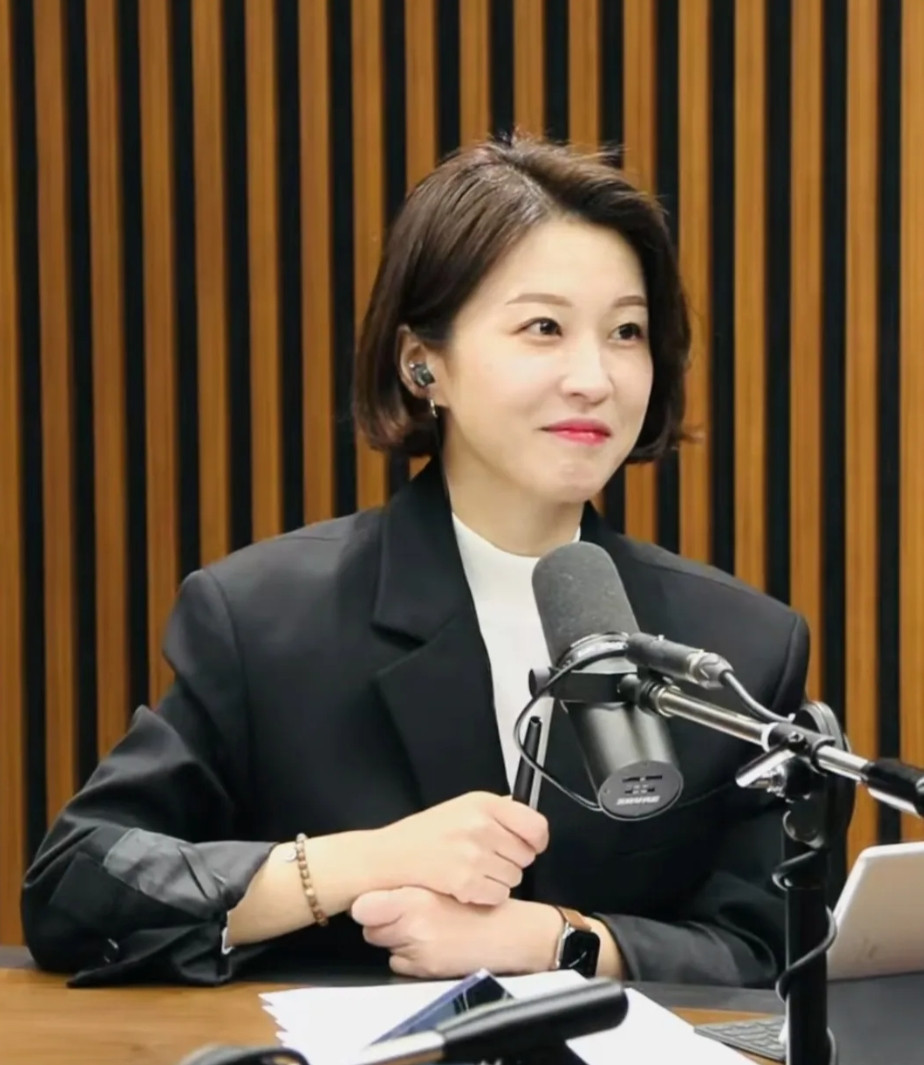 安贵玲现在不得了啊！李在明竞选总统，安贵玲功不可没！她不仅在韩国很火，成了国民偶
