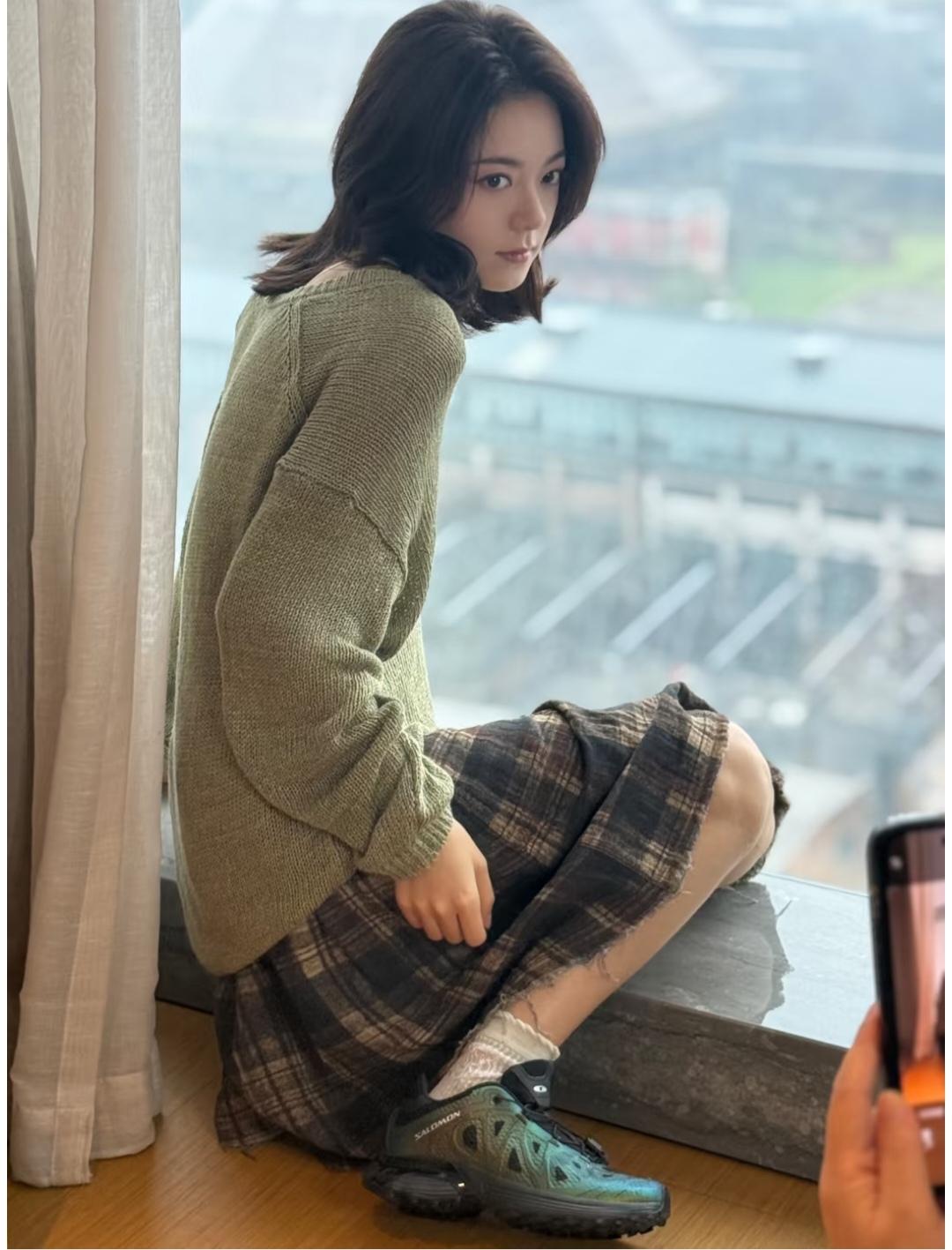 赵今麦，毛衣好看，裙子好看，鞋子更好看，可集于一身就拉胯了。