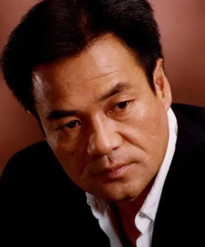1994年，王志文撅走了尤勇智的女朋友许晴，尤勇智痛哭流涕来到葛优家说:“兄弟，