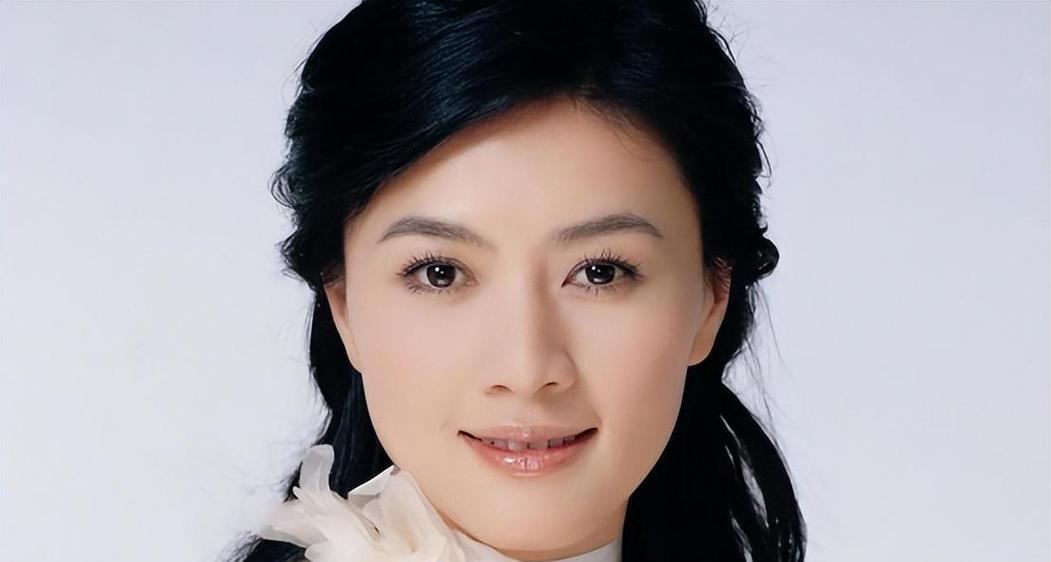 130亿遗产，她一句话都没争。第二天，她牵着9岁女儿走出那栋豪宅，头也不回。田海
