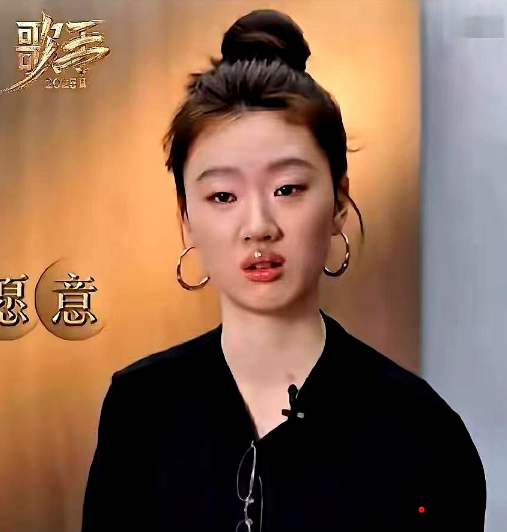 单依纯被吐槽是有原因的理由很简单在采访她的时候她说：她愿意当常石磊的试验