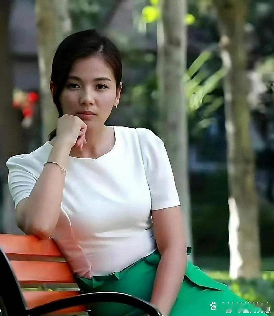 刘涛身材比例绝佳，优越腰臀曲线尽显曼妙身姿，氛围感直接拉满。