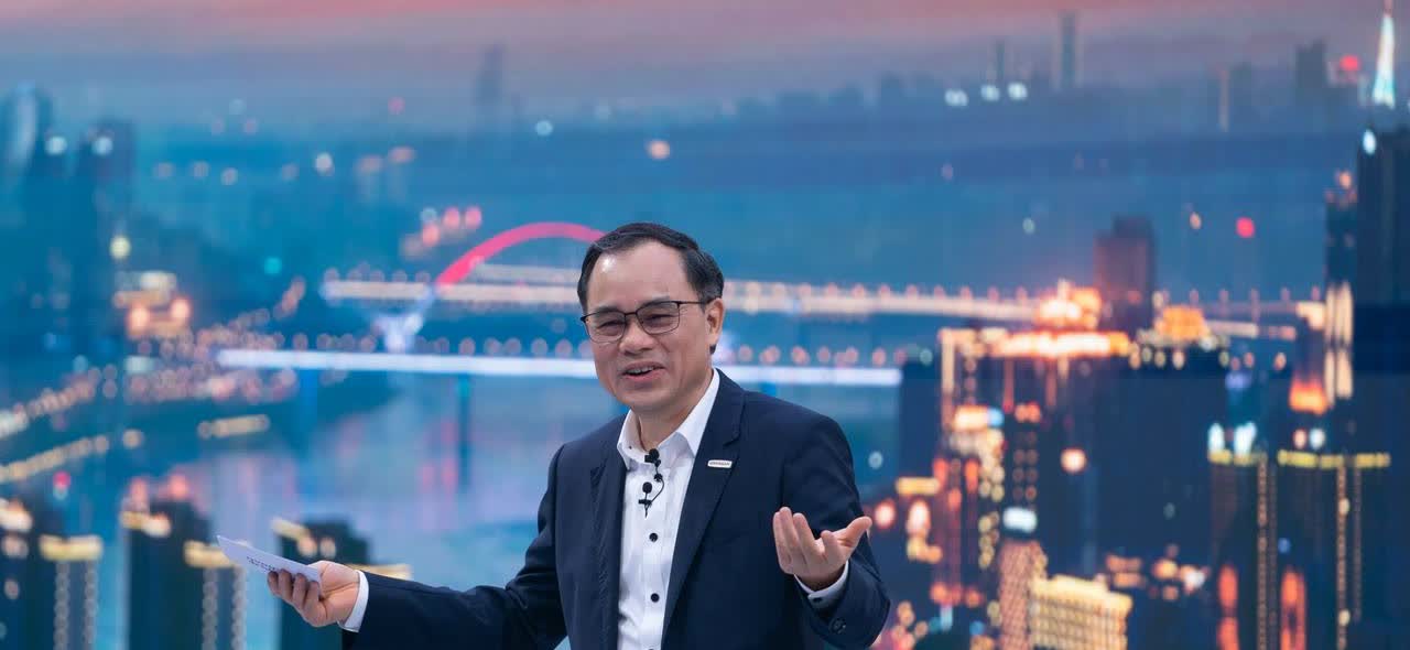 图片故事：长安汽车公布了新的重组方案后，长安汽车董事长朱华荣连续出席了中国汽车重
