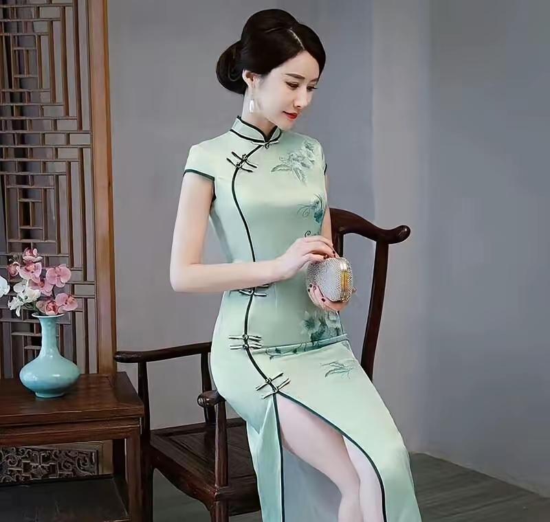 水仙子·旗袍之韵旗袍非露韵悠长，尽显含蓄雅贵彰。中华女性风姿壮，内中美态